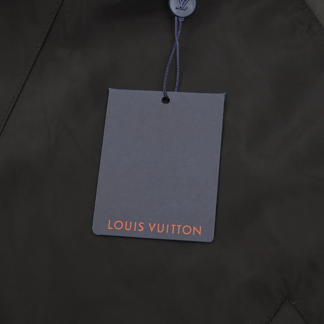 🅿️570 Louis Vuitton/Louis Vuitton presbyopia all-over printed windbreaker zipper jacket. Purchase the original version and have it printed immediately. The fabric is made of custom densely spun technical fabric that is light and thin, and the upper body is silky and breathable. Infrared positioning cutting, workwear-style windbreaker design, the upper body is invincible and versatile. All details are customized and developed, and all hardware and accessories are restored to ZP. Size：XS-L
